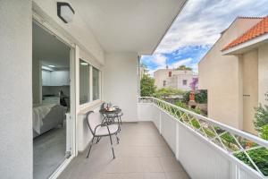 - un balcon avec une table et un lit dans l'établissement Luxury apartments Meje near two beaches, à Split