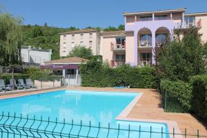 uma grande piscina em frente a um edifício em Les Canyons du Verdon em Castellane