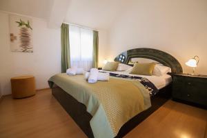 1 dormitorio con 2 camas y toallas. en Aurora Apartments en Bol