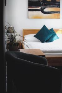 Tempat tidur dalam kamar di Hotel Na Skarpie - Charzykowy