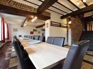 sala konferencyjna z drewnianym stołem i krzesłami w obiekcie Luxury Holiday Home in Melreux Hotton with Sauna w mieście Melreux
