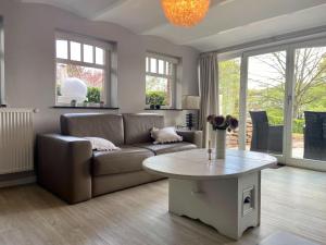 uma sala de estar com um sofá e uma mesa em Suave Holiday Home in Stavelot with Infrared Sauna em Stavelot