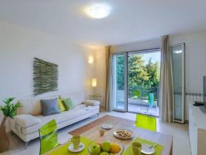 een woonkamer met een bank en een tafel bij Spacious Villa in Tavullia with Private Swimming Pool in Tavullia
