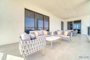 אזור ישיבה ב-Peaceful 4BR Penthouse with Assistant Room at Le Pont Jumeirah by Deluxe Holiday Homes