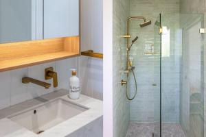 WhootaにあるThe Moorings Lakehouseの洗面台とシャワー付きのバスルーム