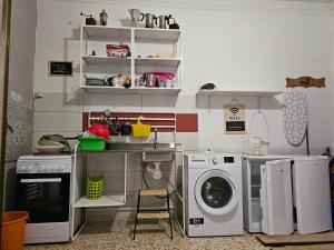 ヴィッラッジョ・モセにあるPiccoledonneのキッチン(洗濯機、シンク付)