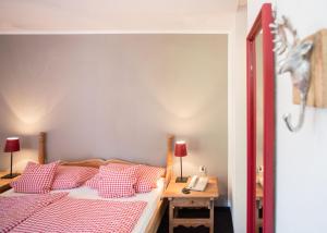 - une chambre avec un lit doté d'oreillers rouges et blancs dans l'établissement Boutique-Hotel Weigels Bergfreiheit, à Winterberg