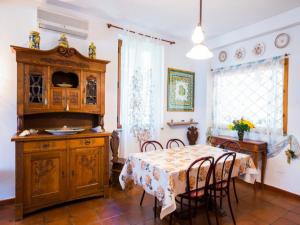 - une cuisine et une salle à manger avec une table et des chaises dans l'établissement Enticing Villa in Ricadi with Shared Swimming Pool, à Ricadi