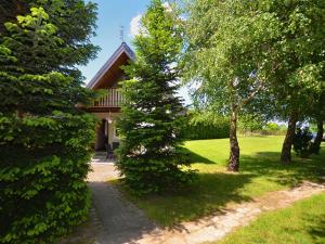 Vrt ispred objekta Quaint Holiday Home in Domaslawice with Swimming Pool