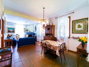 - un salon avec une table et un canapé bleu dans l'établissement Enticing Villa in Ricadi with Shared Swimming Pool, à Ricadi