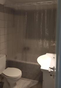 a bathroom with a toilet and a sink and a tub at La casa de Sophie in (( Agía Eleoúsa ))