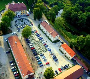 eine Luftansicht eines Parkplatzes mit Autos in der Unterkunft Pałac Wiechlice - Hotel, Restaurant, SPA in Szprotawa