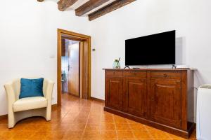 威尼斯的住宿－Ae Botti Apartment，一间带电视和椅子的客厅