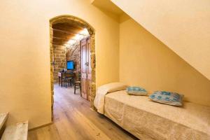 una camera con letto e un corridoio con tavolo di Grand Suite Gioberti Elegante nel cuore di Alghero ad Alghero