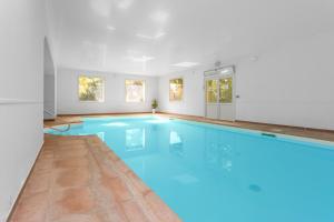 Bazén v ubytování Hôtel Le Romantica nebo v jeho okolí