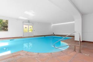 Bazén v ubytování Hôtel Le Romantica nebo v jeho okolí