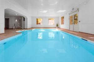 Bazén v ubytování Hôtel Le Romantica nebo v jeho okolí