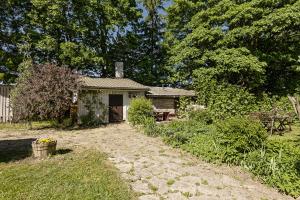 una pequeña casa en un patio junto a un jardín en Nurme farm, 