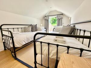 - 2 lits jumeaux dans une chambre avec fenêtre dans l'établissement Laurel Cottage Sandsend, à Sandsend
