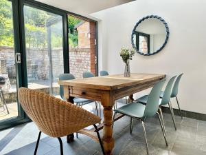 - une salle à manger avec une table et des chaises en bois dans l'établissement Laurel Cottage Sandsend, à Sandsend