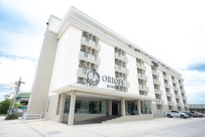 Ban Khlong ThewaにあるOriole Residence - Suvarnabhumi Airportの時計付きの建物