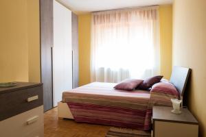 a small bedroom with a bed and a window at Casa vacanza Semia in Vinadio