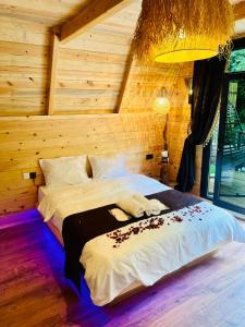 Un dormitorio con una cama con flores. en Elegant Bungalov en Rize