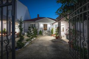 uma casa com uma entrada e um portão em Guest House - Axios em Gevgelija