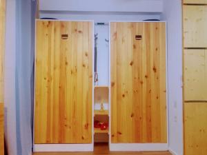 2 puertas en una habitación con paredes de madera en Loft PLAYA -60m- & TRABAJO -online- en Almería