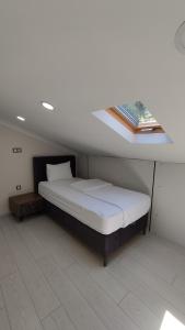um quarto com uma cama num quarto com uma janela em Liva Teras uzungöl em Uzungol