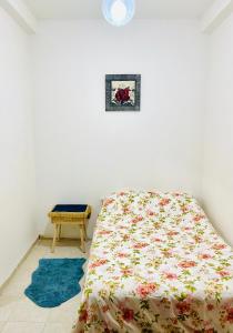 1 dormitorio con cama y mesa pequeña en КВАРТИРА У МОРЯ!, en Haifa