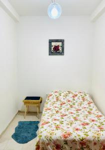 um quarto com uma cama e uma pequena mesa em КВАРТИРА У МОРЯ! em Haifa