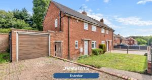 a brick house with a garage at Dudley - Stylish 3 Bedroom Sleeps 6 Wi-Fi - JRR Stays in Woodside