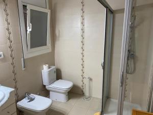 卡內特濱海的住宿－Big & cozy beach canet de Mar，浴室配有卫生间、淋浴和盥洗盆。