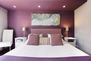 a purple bedroom with a large bed with purple walls at Los Veroles in Agaete
