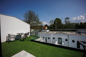 A balcony or terrace at Villa Bauhaus Wellness Apart-Hotel