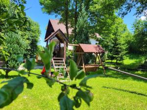 een tuinhuisje in de tuin van een huis bij Vila Brandusa in Bran