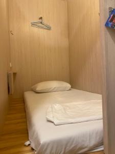 Postel nebo postele na pokoji v ubytování Kenting Heng-Chung Art Hostel