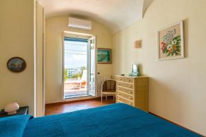 イスキアにあるBlumarina Terrace on Ischiaのベッドルーム1室(ベッド1台、ドレッサー、窓付)