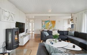 un soggiorno con divano e TV di Beautiful Home In Ebeltoft With House Sea View a Ebeltoft