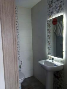 y baño con lavabo, aseo y espejo. en Appartement en résidence (shahid,clim,wifi…), en Marrakech