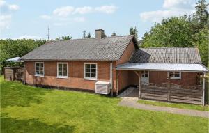 mały dom z czerwonej cegły z ogródkiem w obiekcie Stunning Home In Rm With Wifi w mieście Rømø Kirkeby