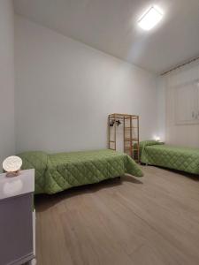 マルサラにあるCasa Antonellaの緑色のベッド2台が備わる部屋