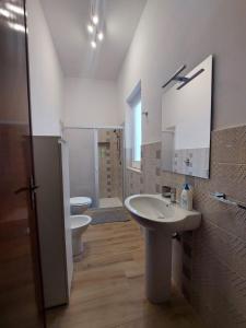 マルサラにあるCasa Antonellaのバスルーム(洗面台、トイレ、鏡付)
