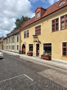 a yellow building on the side of a street at lägenhet på innergården in Alingsås
