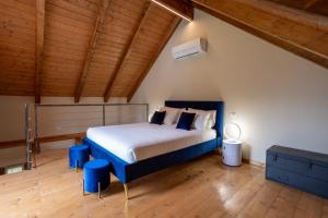 una camera con letto e soffitto in legno di Bed & Bike La Stalla a Masera