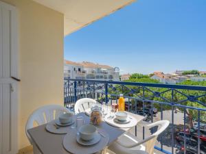 een tafel en stoelen op een balkon met uitzicht bij Apartment Parc de Pontaillac-3 by Interhome in Pontaillac