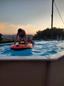 カメラーノにあるLa Violettaの二人の少年がスイミングプールで遊んでいる