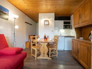 cocina y comedor con mesa en una habitación en Apartment Les Asters-15 by Interhome, en Les Menuires