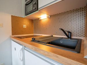 encimera de cocina con fregadero y fogones en Apartment Les Asters-26 by Interhome en Les Menuires